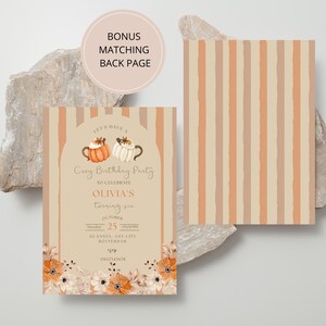 Op de afbeelding: Een uitnodiging voor een verjaardagsfeestje met een herfstthema en een gezellig ontwerp. De uitnodiging bevat een illustratie van een pompoen en een witte kalebas, met de tekst "Let's have a Cozy Birthday Party to celebrate Olivia's turning six".