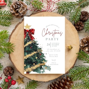 Puede incluir: Una invitaci&oacute;n a una fiesta de Navidad con un dise&ntilde;o de &aacute;rbol de Navidad en acuarela, un lazo rojo y detalles de purpurina dorada. La invitaci&oacute;n incluye la fecha, la hora y el c&oacute;digo de vestimenta. Rodeada de pi&ntilde;as, vegetaci&oacute;n y bayas rojas.