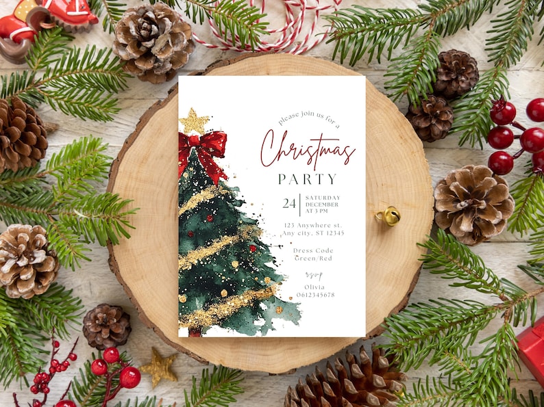 Puede incluir: Una invitaci&oacute;n a una fiesta de Navidad con un dise&ntilde;o de &aacute;rbol de Navidad en acuarela, un lazo rojo y detalles de purpurina dorada. La invitaci&oacute;n incluye la fecha, la hora y el c&oacute;digo de vestimenta. Rodeada de pi&ntilde;as, vegetaci&oacute;n y bayas rojas.