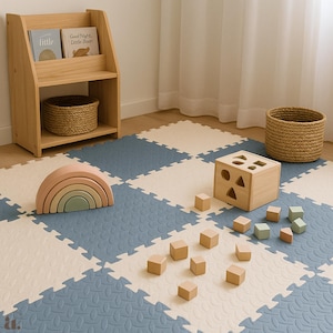 Op de afbeelding: Een kinderspeelplaats met een houten boekenplank, een rieten mand en een blauw en crèmekleurig speelkleed. Houten speelgoed, waaronder een regenboog, vormsorteerder en blokken, liggen op de mat.