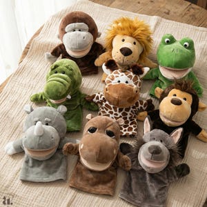 Puede incluir: Colección de marionetas de mano de peluche con forma de varios animales, como un mono, un león, una jirafa, una rana, un caimán, un rinoceronte, un hipopótamo y un lobo. Las marionetas están hechas de materiales suaves y coloridos.