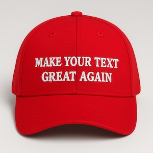 Puede incluir: Gorra de béisbol roja brillante con visera curva. Presenta el texto bordado "MAKE YOUR TEXT GREAT AGAIN" en letras mayúsculas blancas. La gorra tiene un botón en la parte superior y una correa ajustable.