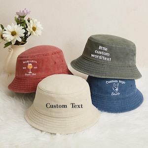 Könnte beinhalten: Vier Fischerhüte in Rot, Grün, Blau und Creme. Der rote Hut hat den Text "MARGARITA" und "Cousins Club". Der grüne Hut hat "little custom word/text". Der blaue Hut hat ein Hundelogo. Der cremefarbene Hut hat "Custom Text".