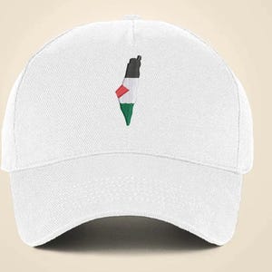 Può includere: Cappellino da baseball bianco con un ricamo della bandiera palestinese a forma di mappa. Il design include i colori nero, bianco, rosso e verde. Il cappellino ha una visiera curva.