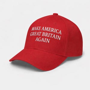Könnte beinhalten: Rote Baseballkappe mit dem weißen, gestickten Text "MAKE AMERICA GREAT BRITAIN AGAIN". Die Kappe hat einen gebogenen Schirm und einen Knopf oben. Der Hut hat eine leuchtend rote Farbe.