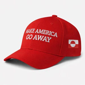 Op de afbeelding: Rode baseballcap met witte geborduurde tekst "MAKE AMERICA GO AWAY". Aan de zijkant zit een kleine vlagpatch. De cap heeft een gebogen klep en een knoop aan de bovenkant.