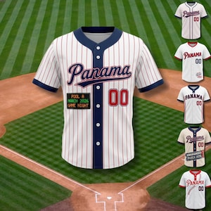 Pode incluir: Camisola de beisebol branca com riscas vermelhas finas, a palavra "Panamá" em azul marinho e o número "00" em vermelho. Um patch diz "POOL A MARCH 2026 GAME NIGHT". Camisolas adicionais são exibidas.