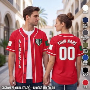 Peut inclure: Un maillot de baseball rouge avec des liserés blancs, le mot ALGERIA écrit verticalement sur le devant, un logo en forme de bouclier ALG et le drapeau algérien sur la manche. Le dos affiche le texte YOUR NAME et le numéro 00 en blanc et noir.