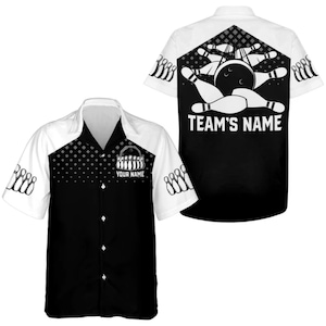 Puede incluir: Camisa de bolos de manga corta en blanco y negro. La camisa tiene un diseño de bolos en la espalda y el frente, con el texto "TEAM'S NAME" y "YOUR NAME". Cuenta con una botonadura frontal y cuello. Adecuada para equipos de bolos.
