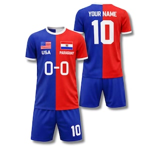 Puede incluir: Un conjunto de uniforme de fútbol de dos piezas en azul y rojo, con detalles blancos. La camiseta presenta la bandera de EE. UU. y la palabra "USA" a la izquierda, y la bandera de Paraguay y la palabra "PARAGUAY" a la derecha. Se muestra el marcador "0-0". La parte trasera de la camiseta tiene el número "10" y el texto "YOUR NAME".