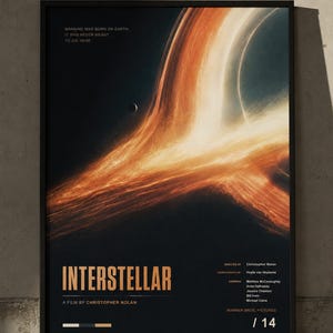 Puede incluir: Un póster de película enmarcado de Interstellar que muestra un agujero negro con luz naranja brillante sobre un fondo oscuro. El texto dice: MANKIND WAS BORN ON EARTH. IT WAS NEVER MEANT TO DIE HERE. INTERSTELLAR A FILM BY CHRISTOPHER NOLAN.