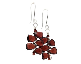 Handgefertigte Granat-Ohrringe, Dreieck-Cluster, rote Edelstein-Tropfen, Sterlingsilber von Aerides
