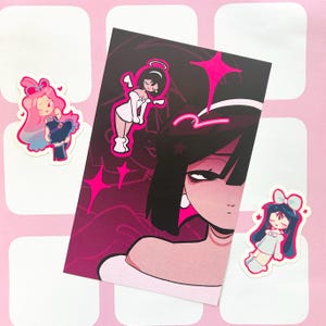 Könnte beinhalten: Ein Druck mit einer stilisierten Illustration einer Frau mit schwarzen Haaren und einem weißen Kleid, mit rosa Akzenten und Sternformen. Zwei Aufkleber von Cartoon-Charakteren mit Schleifen und Kleidern sind ebenfalls sichtbar.