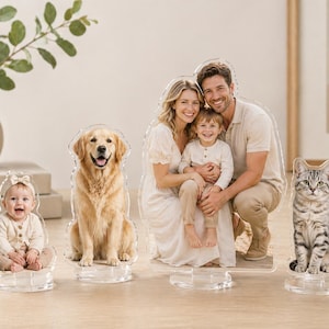 Könnte beinhalten: Acryl-Foto-Displays mit einem Baby, einem Golden Retriever, einer dreiköpfigen Familie und einer grauen getigerten Katze. Jedes Display ist in der Form des Motivs ausgeschnitten und auf einem transparenten Sockel montiert. Die Familie trägt Kleidung in neutralen Farbtönen.