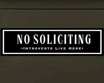 No Soliciting Sign – Funny Mailbox Message 10x3 in, “Introverts Live Here,” Weatherproof Magnet Sign for Front Door or Mailbox
