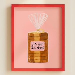 Può includere: Stampa incorniciata con una pagnotta di pane in un sacchetto di plastica trasparente, legato con un nastro giallo. Il pane ha un'etichetta con la scritta "Let's Get This Bread" su sfondo rosa, incorniciata in rosso.