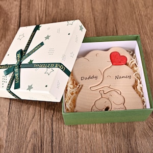 Rompecabezas de madera personalizado de una familia de elefantes, recuerdo grabado de una familia de elefantes, regalo de aniversario para esposa, regalo de cumpleaños para papá, regalo para baby shower. imagen 7