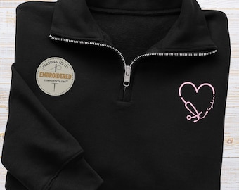 Sudadera con bordado de estetoscopio de corazón: sudadera de enfermera bordada con cremallera de un cuarto