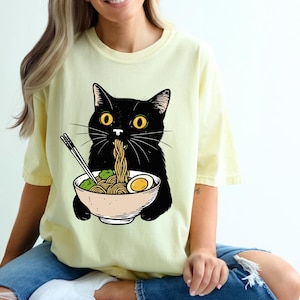 Ramen Cat T-Shirt, Noodle Cat Shirt, Black Cat Foodie Tee, Retro Cat Lover Shirt, Cute Noodle Graphic Tee, Kawaii Cat T-Shirt Gift
