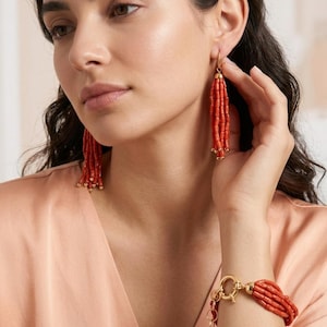 Peut inclure: Une tasse en céramique blanche avec une anse noire et le texte "But First, Coffee" en gras noir. La tasse est placée sur un fond flou. La tasse mesure environ 10 cm de hauteur.