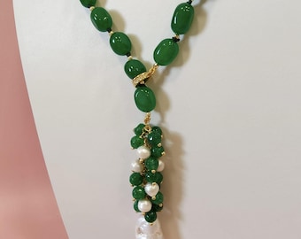 Italienischer Schmuck, Halskette aus grünem Achat und Perlen, Natursteinkette, Lariat-Kette, Naturperlenkette, Geschenkidee für Frauen