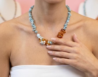 collana décolleté, collana con perla barocca, collana con larimar, collana in larimar perle e ambra, gioielli italiani, ambra naturale
