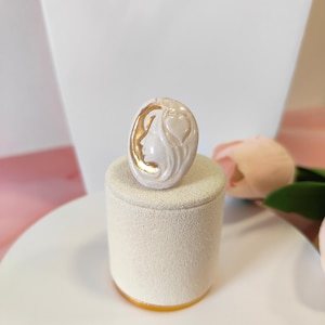 gioielli italiani, anello in ceramica di Caltagirone, anello regolabile, anello siciliano, anello con cammeo in ceramica, anello vistoso