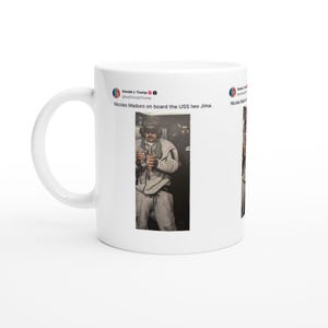 Puede incluir: Taza de cerámica blanca con una imagen impresa de un tuit de Donald J. Trump. El tuit incluye una foto de Nicolás Maduro y el texto "Nicolas Maduro a bordo del USS Iwo Jima."