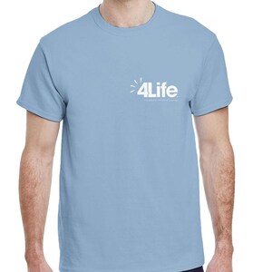 Puede incluir: Una camiseta azul claro con el texto blanco "4Life" y un diseño estilizado. La camiseta de manga corta está hecha de un material suave.