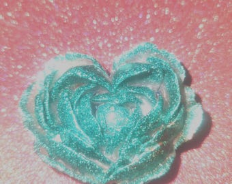 Un adorno de corazón de rosa