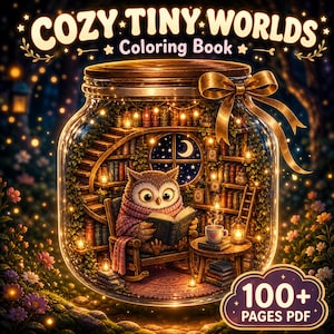 Op de afbeelding: Illustratie van een kleurboek getiteld "Cozy Tiny Worlds". Een uil leest in een bibliotheek in de vorm van een pot, versierd met lichtjes en een gouden strik. De omslag geeft aan dat het meer dan 100 pagina's bevat.