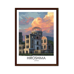 Puede incluir: Una impresión artística enmarcada que presenta el Monumento a la Paz de Hiroshima en Japón. La obra de arte representa las ruinas del edificio bajo un cielo vibrante al atardecer con el texto "HIROSHIMA JAPAN" en la parte inferior. El marco es marrón oscuro.