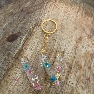 Llavero de epoxi; Llavero de resina; Llavero hecho a mano; Llavero creativo; Llavero hecho a mano; letra del primer nombre; flores secas; epoxy