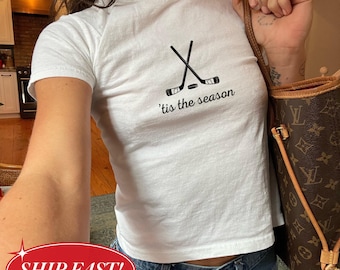 Dit is het seizoen hockey baby-T-shirt, Y2K Game Day crop top, leuk sportshirt voor vrouwen, retro ijshockey grafisch T-shirt, cadeau voor hockeyliefhebber T-shirt