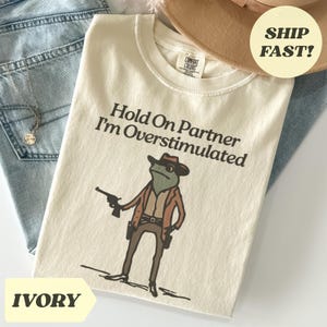 Comfort Colors® Hold On Partner I&#39;m Overstimulated T-Shirt Funny Cute Animal Shirt Cowboy Frog Shirt Funny Meme Tee Funny Frog Shirt UNISEX