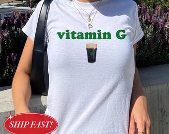 Camiseta de bebé con cerveza irlandesa y vitamina G, divertida camiseta para el Día de San Patricio, top para fiesta de pub crawl para mujer, camiseta con trébol de la suerte Y2K, regalo para el Día de San Patricio