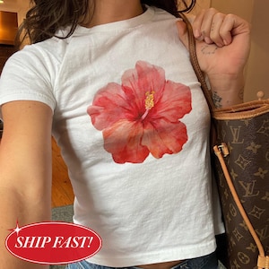 Hibiscus Y2K Style Baby Tee 2000s Y2K Floral Crop Top Tropical Aesthetic Shirt Summer Flower Baby Tee Cute Retro Island Vibes Graphic Tee