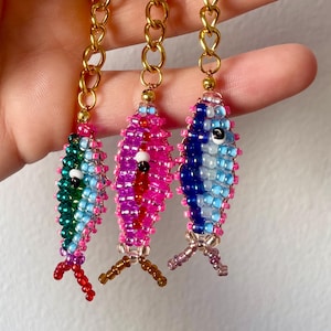 Handgemachter Schlüsselanhänger Perlenfisch – bunter Boho Fisch Bag Charm – Geschenkidee Perlentier Anhänger