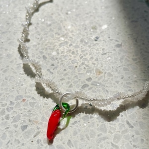 Verspielte Chili Halskette für Damen (Cornicello) – zarte weiße Kordel Perlenkette mit Anhänger – filigrane Choker Kette mit Chili Charm