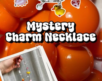 Mystery Scoop Charm Necklace – handmade Halskette mit bunten Anhängern – Lucky Scoop Kette mit Glasperlen Charms