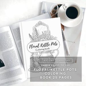 Op de afbeelding: Een kleurboek getiteld "Floral Kettle Pots" met een gedetailleerd bloemen- en theepotontwerp op de omslag. Het boek ligt open naast een kopje koffie, een pen en een tijdschrift. De tekst "INSTANT DOWNLOAD" en "EASY & READY TO USE" zijn ook zichtbaar.