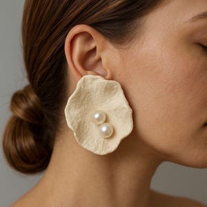 Pendientes de papel maché hechos a mano con perlas: pendientes orgánicos ligeros, joyería floral artística