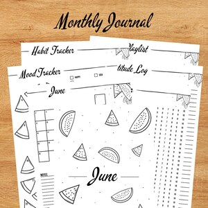 Puede incluir: Un montón de páginas de papel blanco con arte lineal negro. Las páginas están etiquetadas como "Monthly Journal" e incluyen secciones para un rastreador de hábitos, un rastreador de estado de ánimo y una lista de reproducción. Rodajas de sandía y texto están presentes.