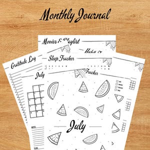 Puede incluir: Un conjunto de páginas de papel blanco con texto e ilustraciones en negro, con el título "Monthly Journal". Las páginas incluyen "Gratitude Log", "Movies & Playlist", "Sleep Tracker" y un calendario de "Julio" con gráficos de rodajas de sandía. Fondo de madera.