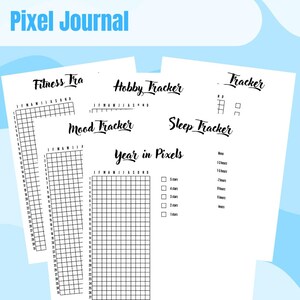 Könnte beinhalten: Ein Stapel weißer Papierseiten mit verschiedenen Tracker-Designs, darunter Fitness-, Hobby-, Stimmungs- und Schlaftracker. Der Text "Pixel Journal" befindet sich oben, vor einem hellblauen Hintergrund.