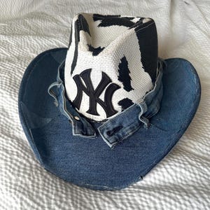 Chapéu de cowboy com estampa de vaca e contraste de jeans
