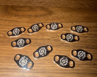 Silver shoelace buckle for footwear