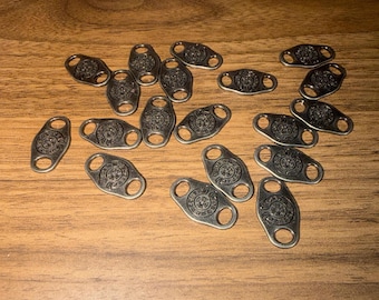 Metal shoelace buckle for footwear