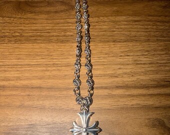 Collar de cadena gótica con cruz de plata