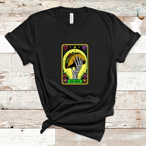 Chemise tacos, squelette mangeant des tacos, chemise cartes de tarot drôles, mardi tacos, cuisine mexicaine, t-shirt fin gourmet, t-shirt unisexe tendance, t-shirt graphique coloré image 3